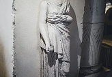 Скульптура Кариатида с яблоком из декоративного камня KeysStone